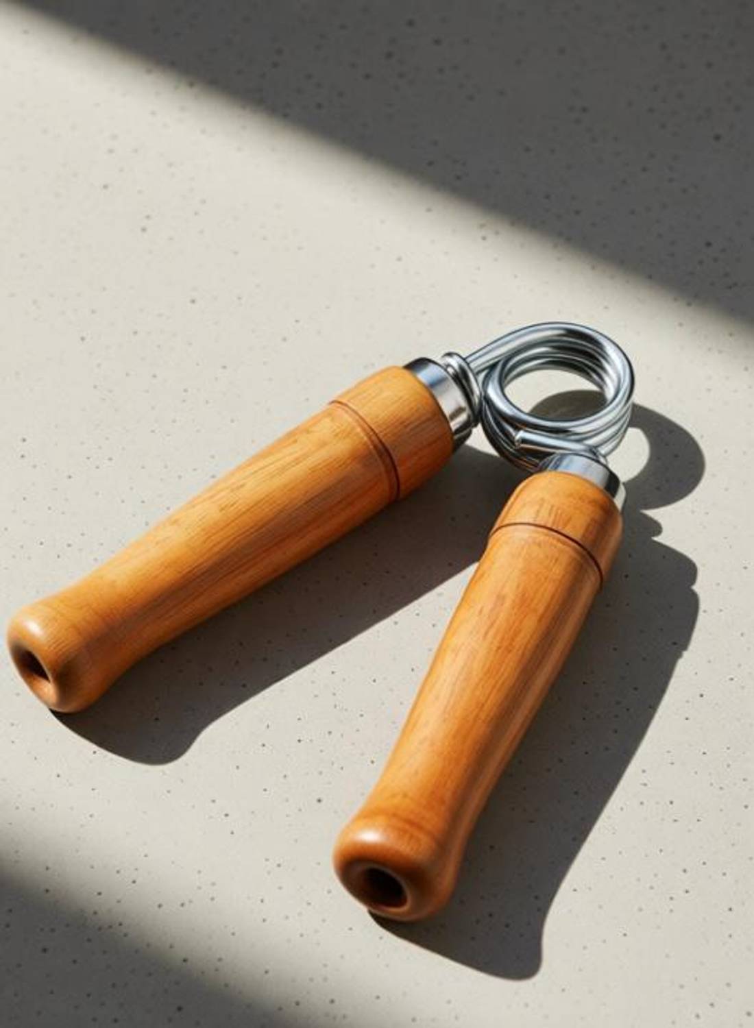 L'AVENIR Wooden Hand Grip Exerciser (1 pc) - Image 2