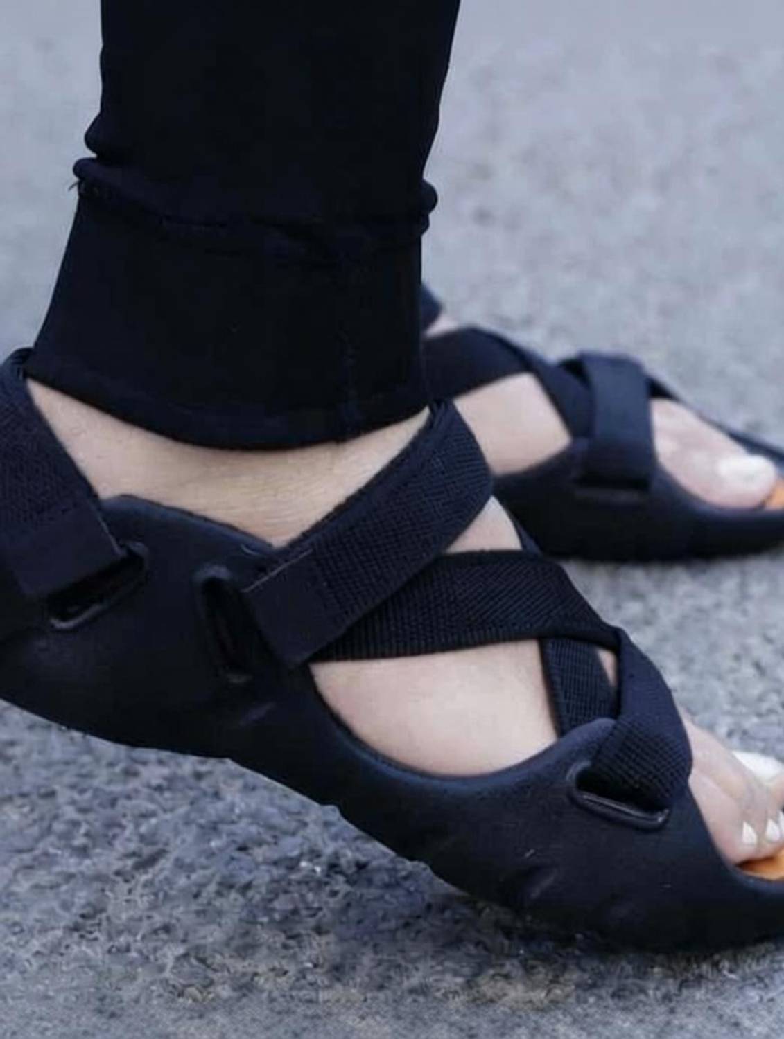 VECHLO Men Black Sports Sandals - Image 2
