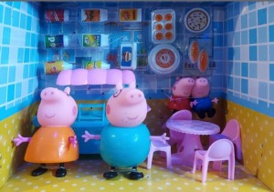 Miss Mithiistic Peppa Family with Sweet Shop, Chairs and Table with Sweets-  Peppa and George with Mummy Pig and Papa Pig pretend play Peppa toy - Peppa  Family with Sweet Shop, Chairs