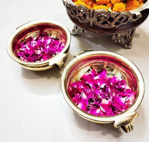 Details about   Brass Urli Bowl Hindu Traditional Urli Vessel Flower Ornament Diwali Home Decor 