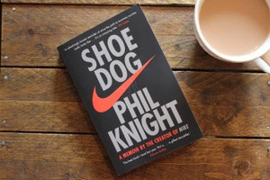 SHOE DOG BY PHIL KNIGHT In English: A MEMORY BY THE CREATOR OF NIKE ...