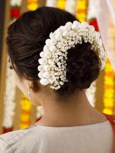 RUBANS Gold Plated Hair Bun With White Flowers And Pearls Design. Hair Band  Price in India - Buy RUBANS Gold Plated Hair Bun With White Flowers And  Pearls Design. Hair Band online