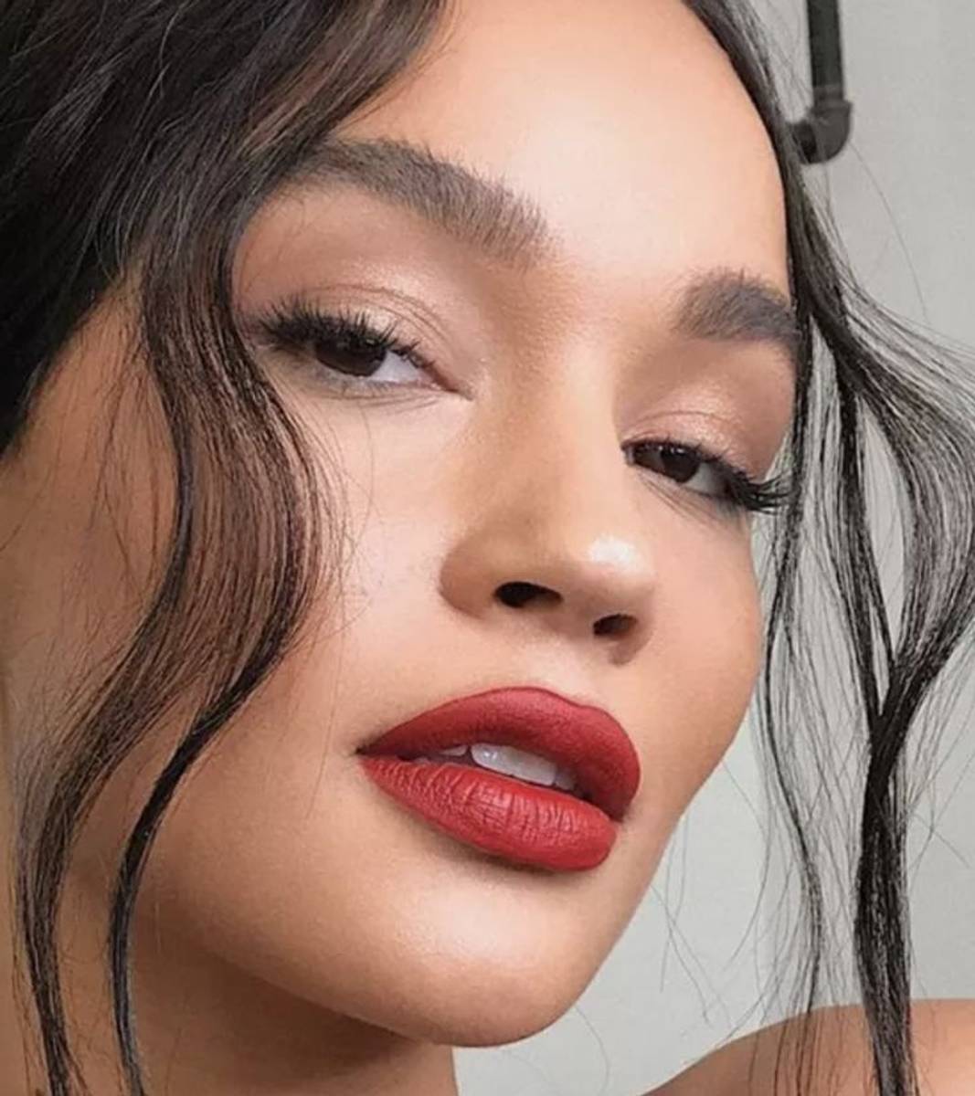 QWLEZ Lips Moisture Rich Lipstick Shade Red — photo 3