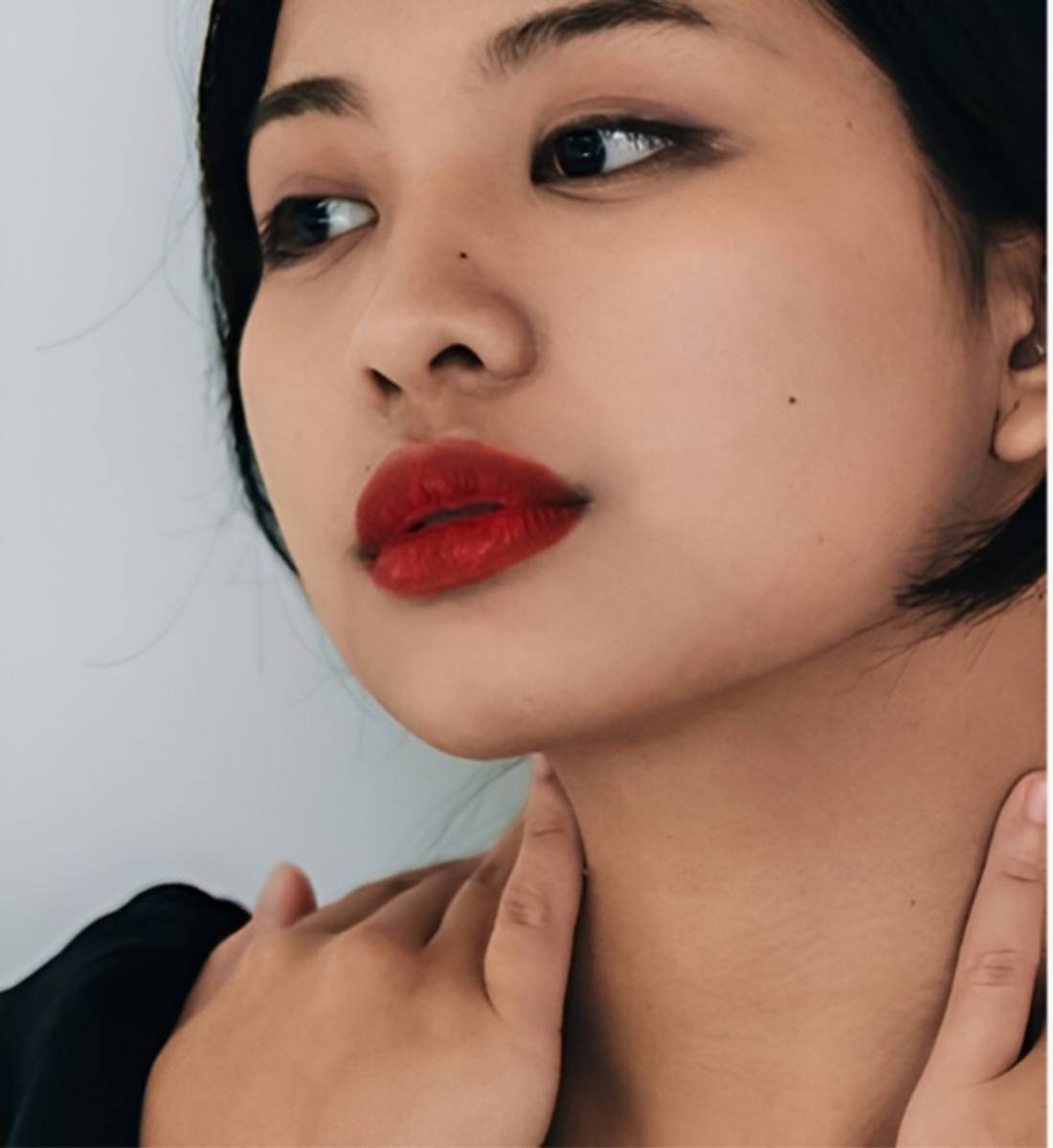 QWLEZ Lips Moisture Rich Lipstick Shade Red — photo 4