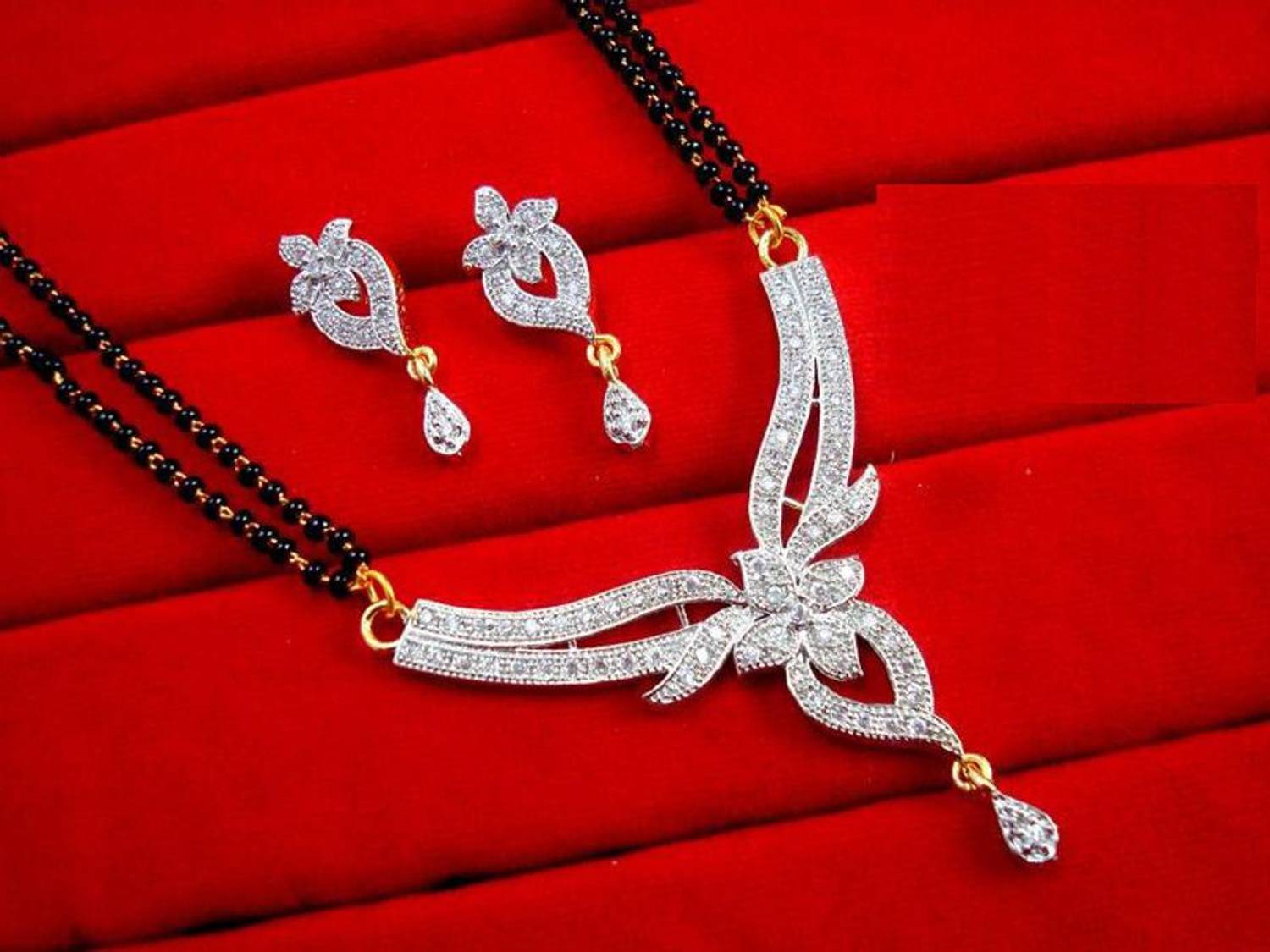 Mekkna Alloy Gold-plated White, Black Jewellery Set