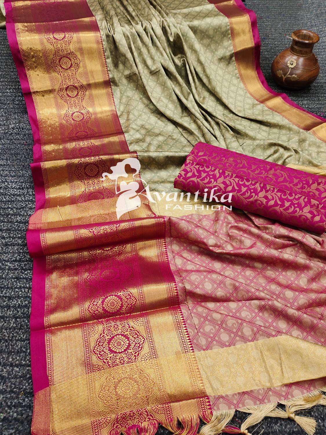 AVANTIKA FASHION Printed, Temple Border, Woven, Embellished, Soli