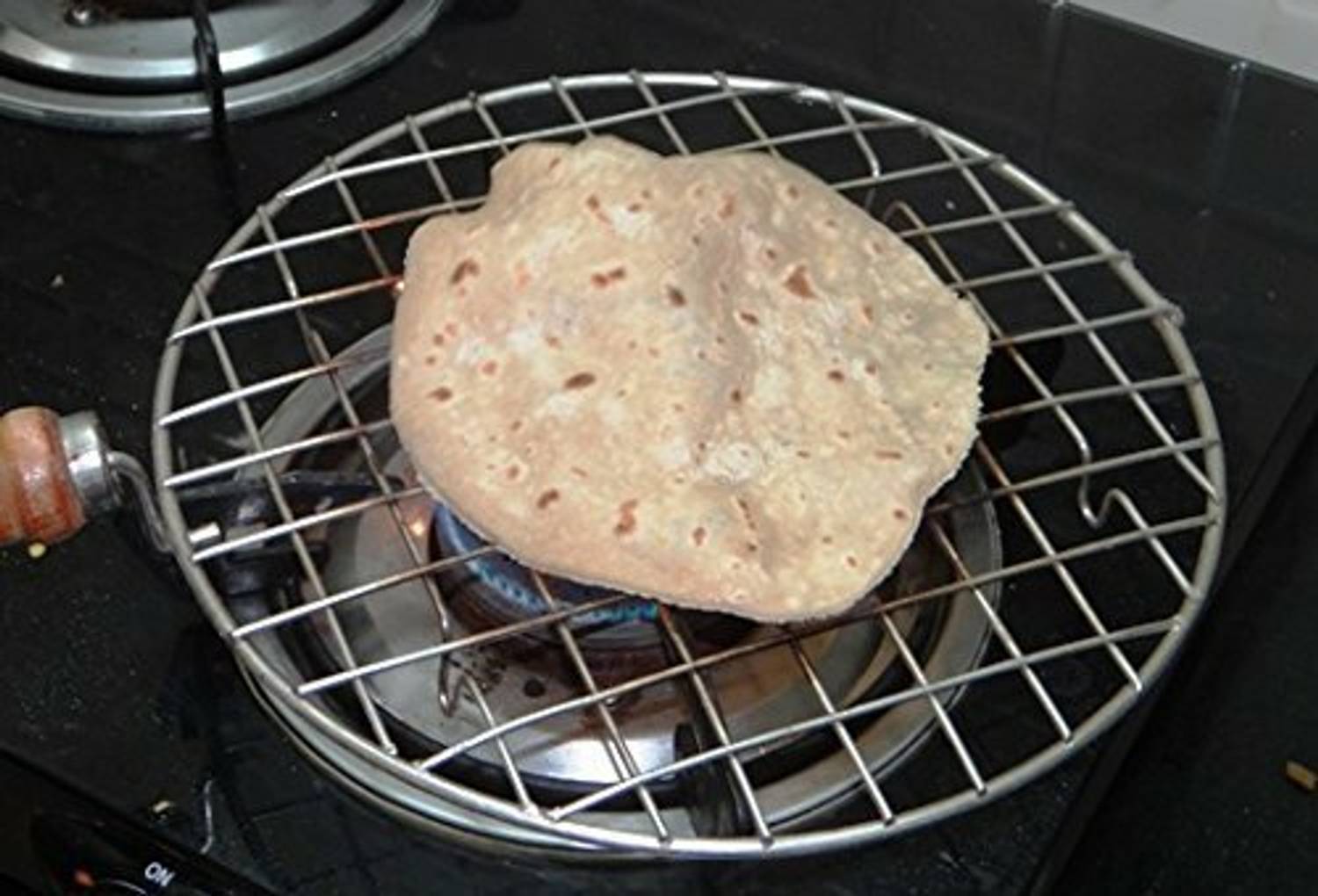Spacekeeper Wire Round Wooden Handle Roaster Papad Jali Airfryer