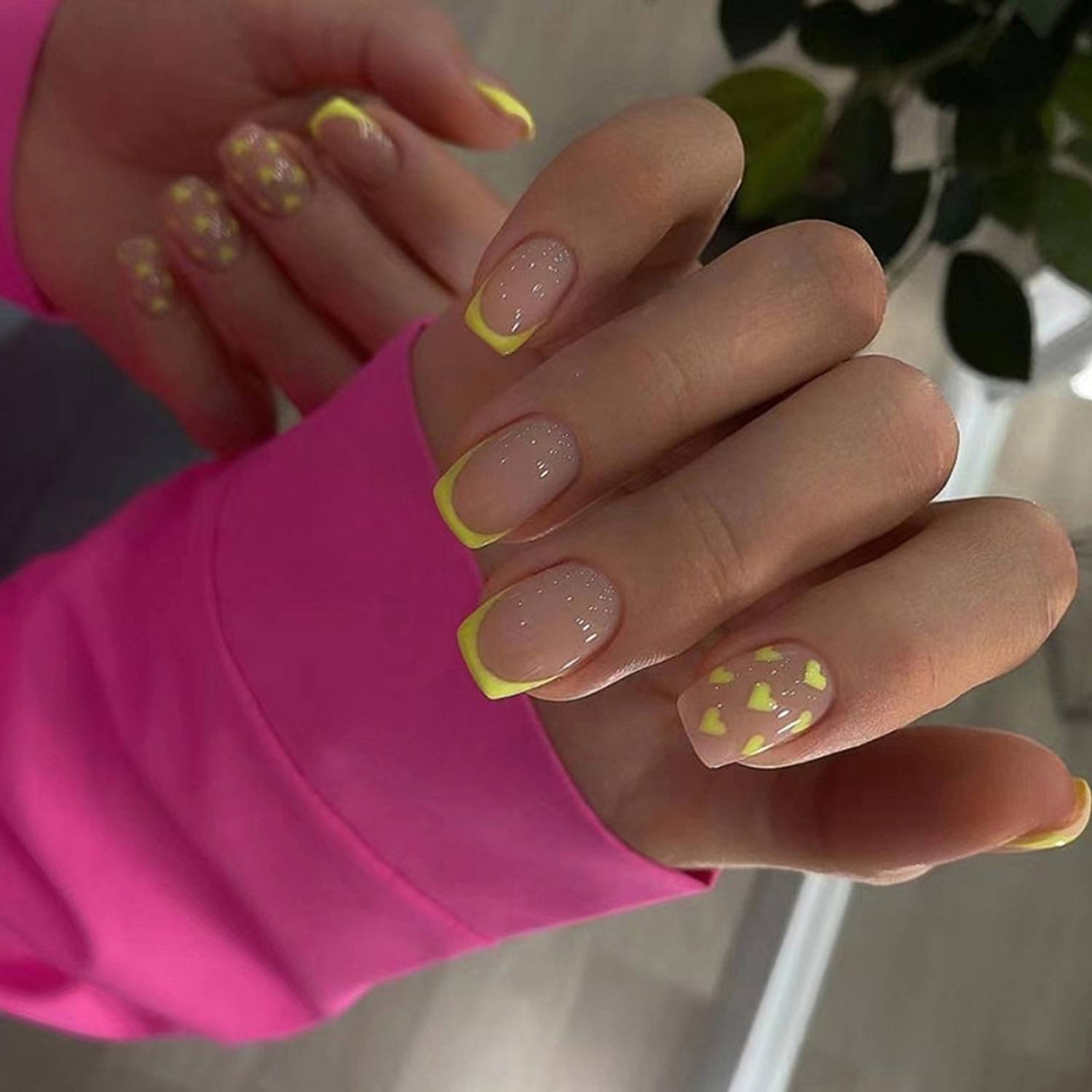 ねるねいる CHICIFY French Tip Press-On Nails, Neon Yellow Hearts Design
