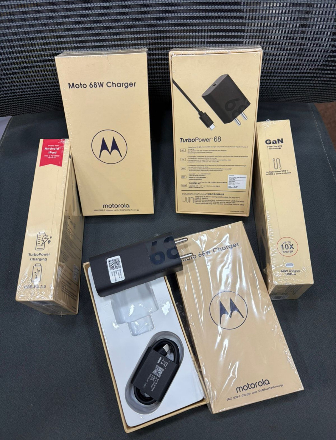 Image of MHDPF 68 W TurboPower 3.0 6 A Wall Charger for Mobile with Detachable Cable