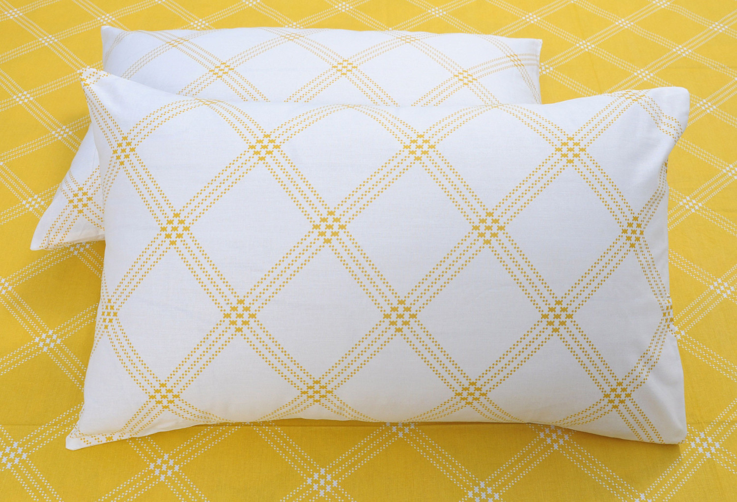 Image of Huesland Cotton King Flat 210 TC Geometric 1 Bedsheet with 2 Pillow Covers