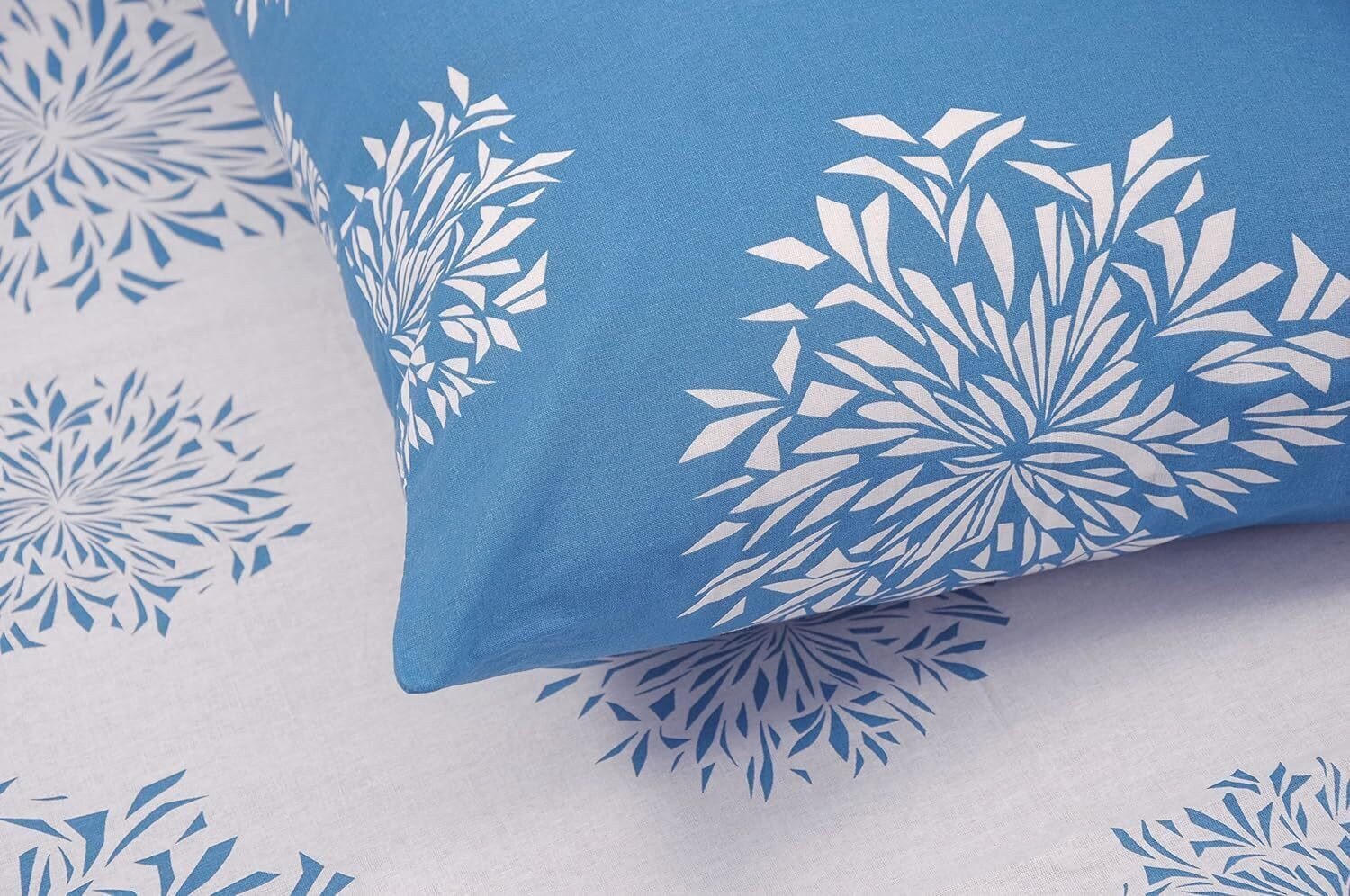 Image of Huesland Cotton Single Fitted (Elastic) 144 TC Floral 1 Bedsheet with 2 Pillow Covers