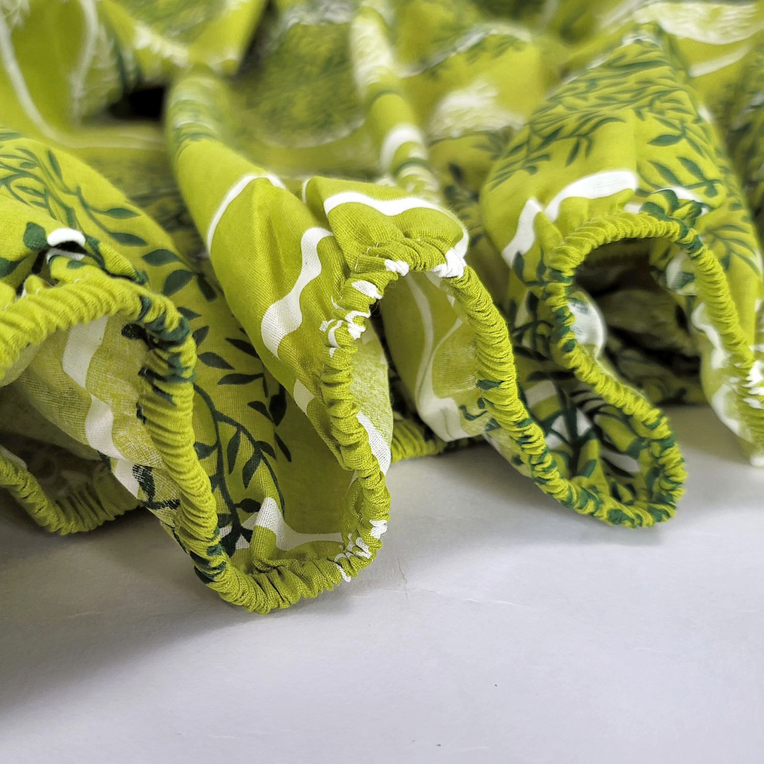 Image of Divine Casa Cotton King Fitted (Elastic) 144 TC Floral 1 Bedsheet with 2 Pillow Covers