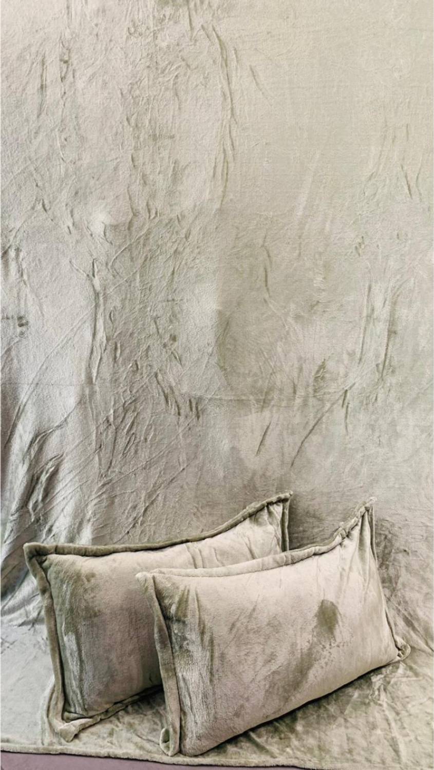 24x7 Home Store Velvet Super King Flat 240 TC Self Design 1 Bedsheet with 2 Pillow Covers