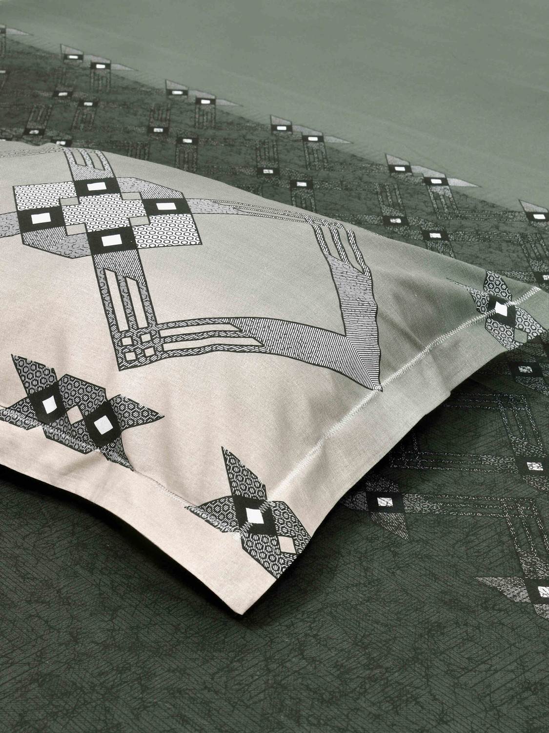 Image of Mafatlal Cotton King Flat 186 TC Geometric 1 Bedsheet with 2 Pillow Covers