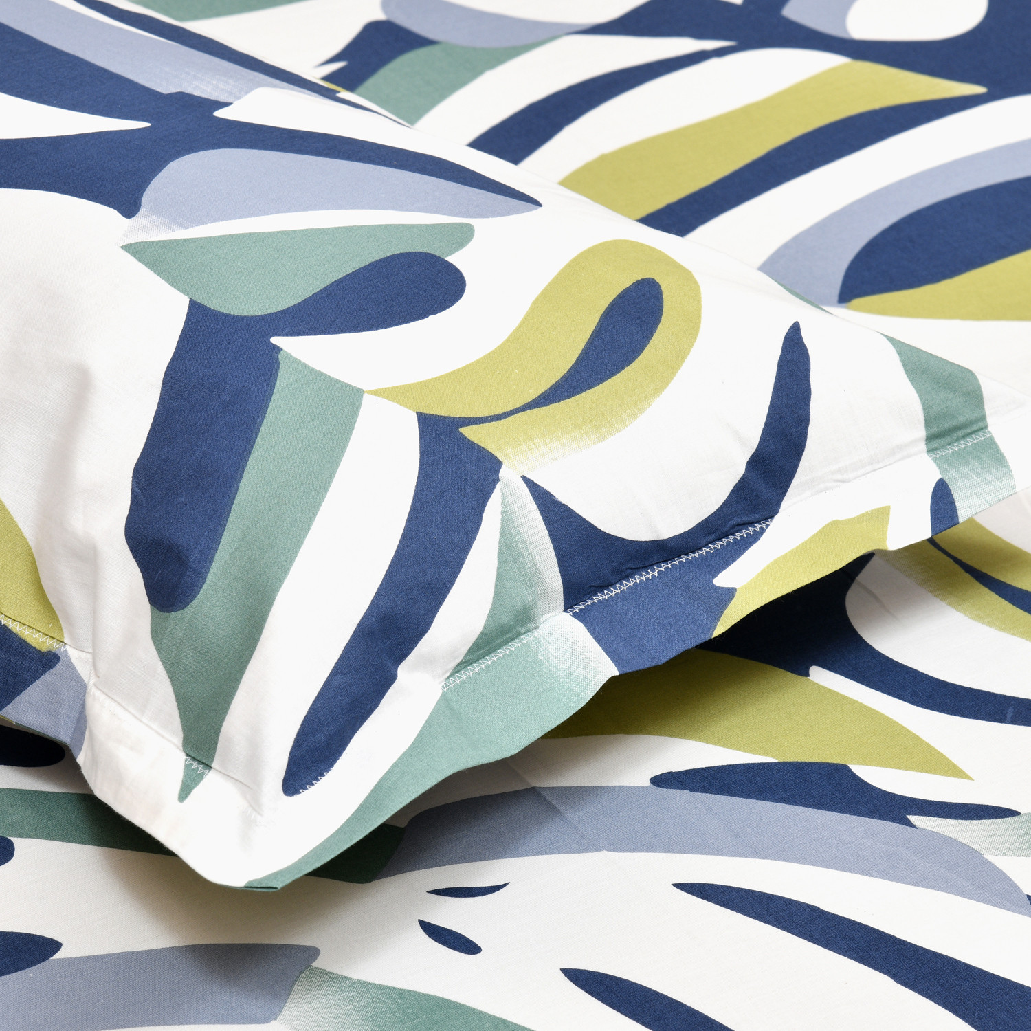 Image of haus & kinder Cotton Double Fitted (Elastic) 144 TC Printed 1 Bedsheet with 2 Pillow Covers