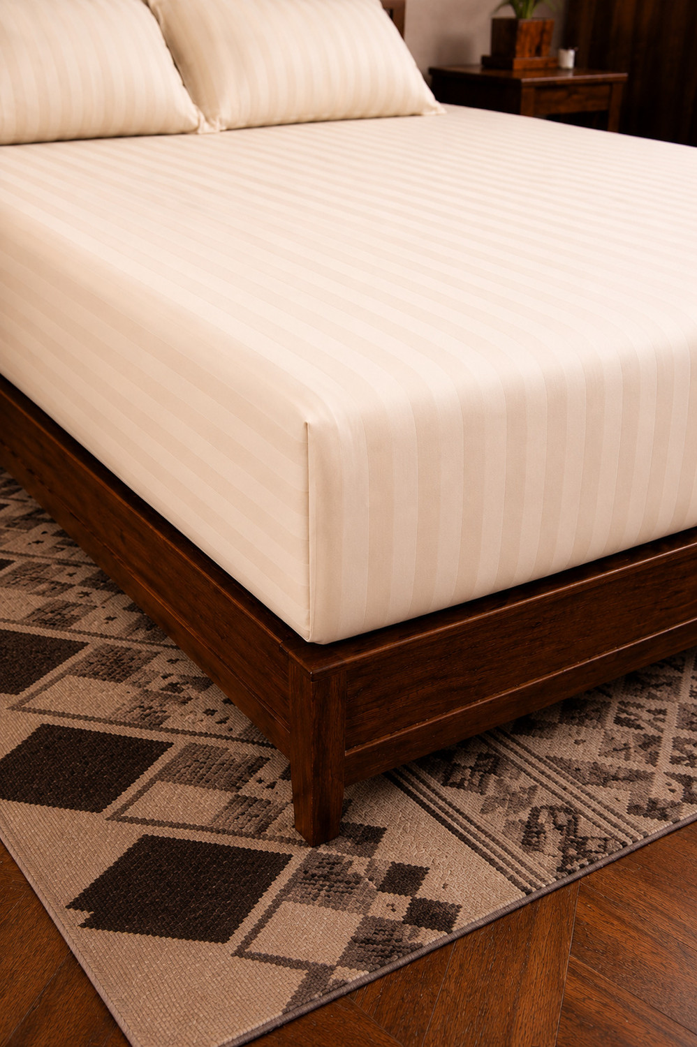 Image of DV Ent Polycotton Queen Fitted (Elastic) 300 TC Striped 2 Bedsheets with 2 Pillow Covers