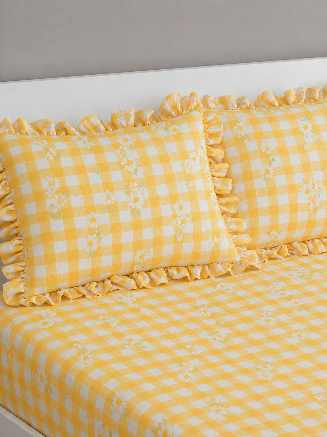 Image of EVERLUSH Microfiber Queen Fitted (Elastic) 300 TC Printed 1 Bedsheet with 2 Pillow Covers