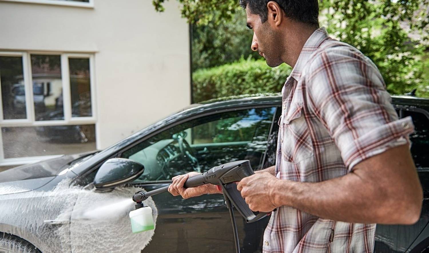 Bosch Universal Aquatak 125 Pressure Washer - Image 4