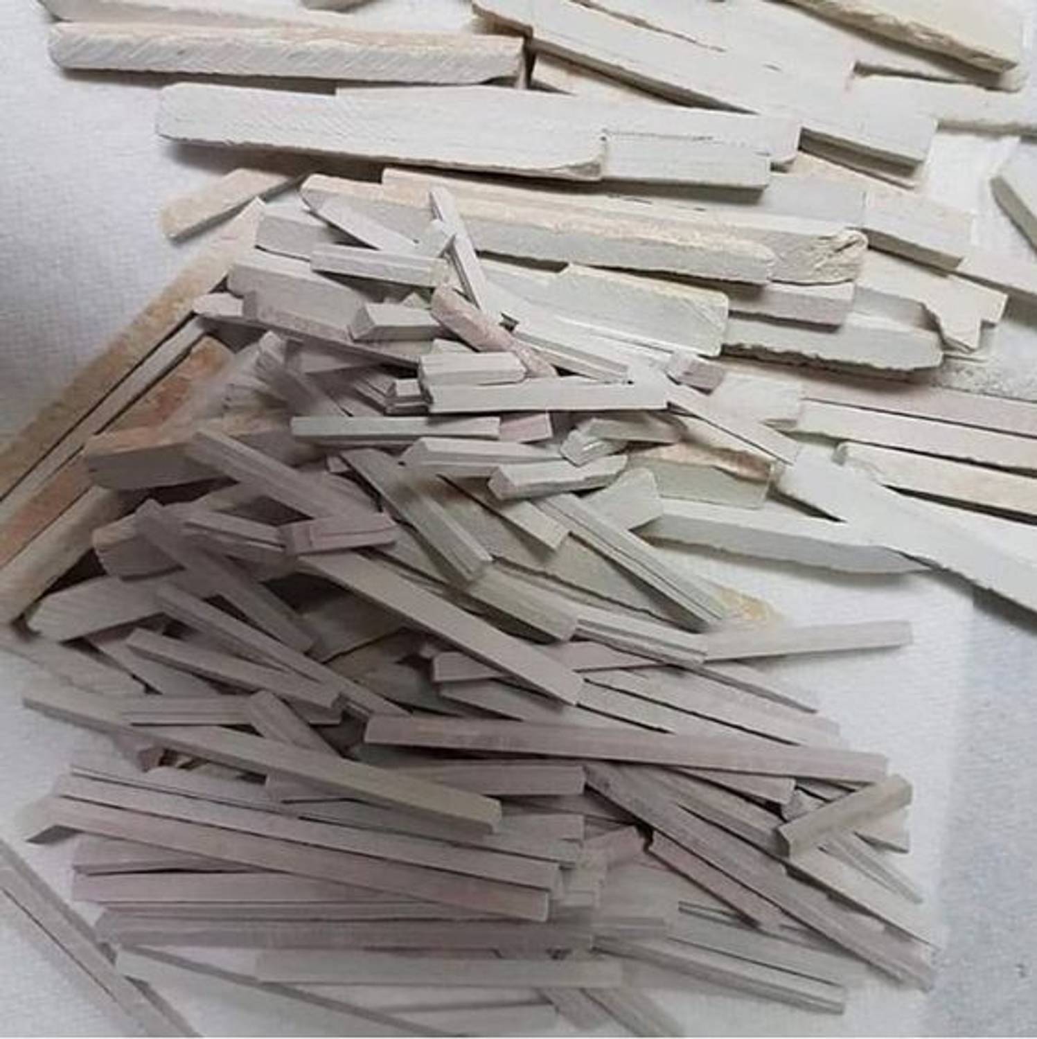 Brightyy 900gms red natural earthy slate chips made from natural shale stone billards chalk box slate pencil