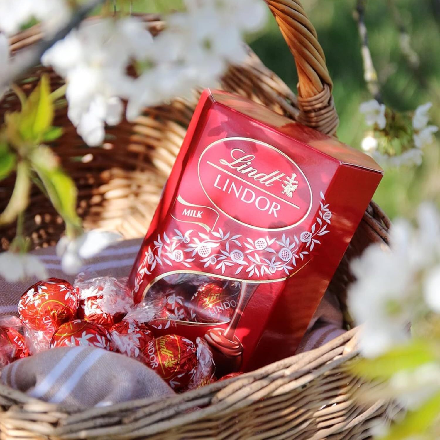 Image of LINDT Lindor Milk Chocolates | Smooth Melting Filling (Gift Box) Truffles Gift Pack