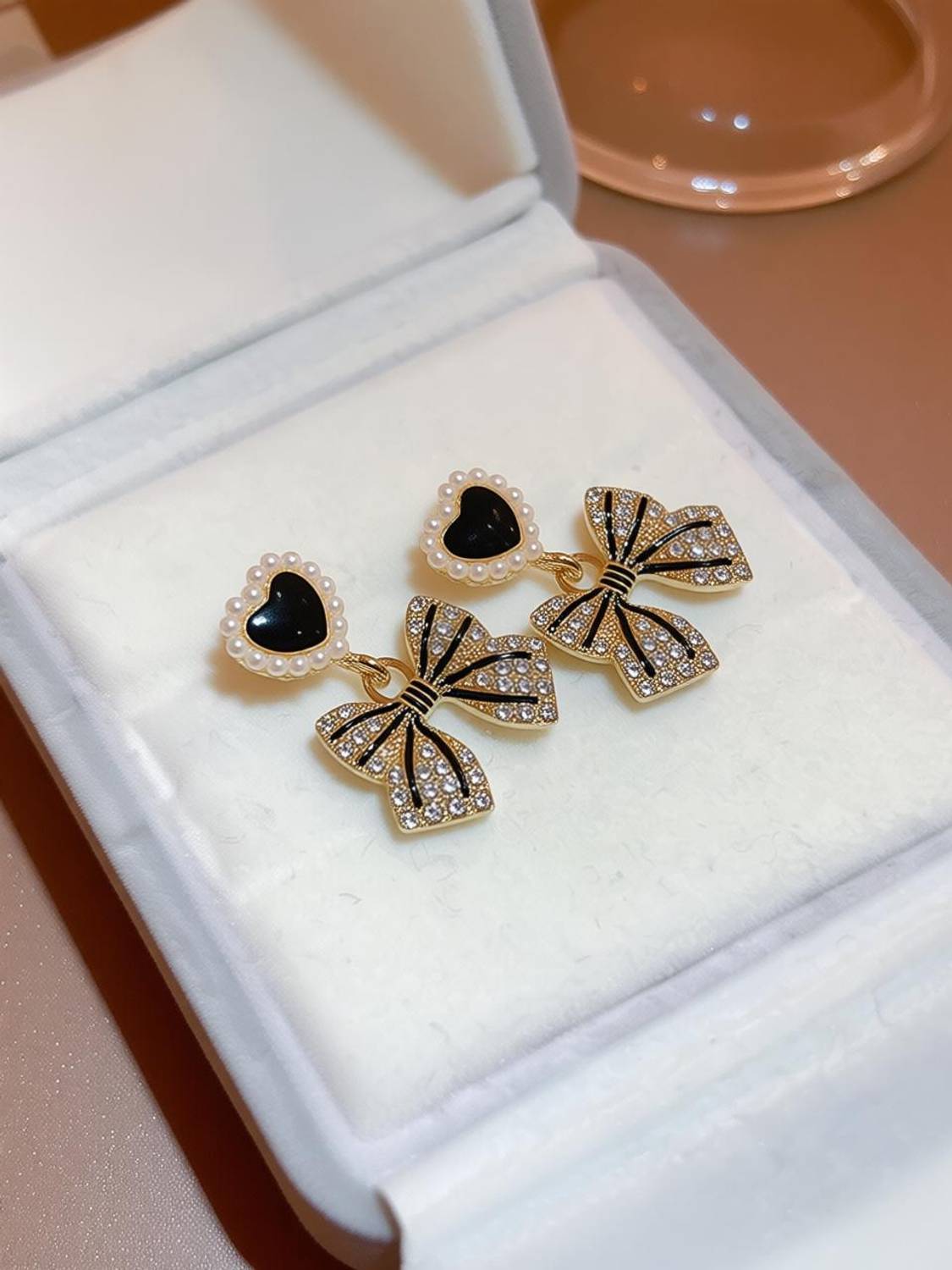 alinora jewels AJ_BL_BWHRT_ER Beads Alloy Stud Earring