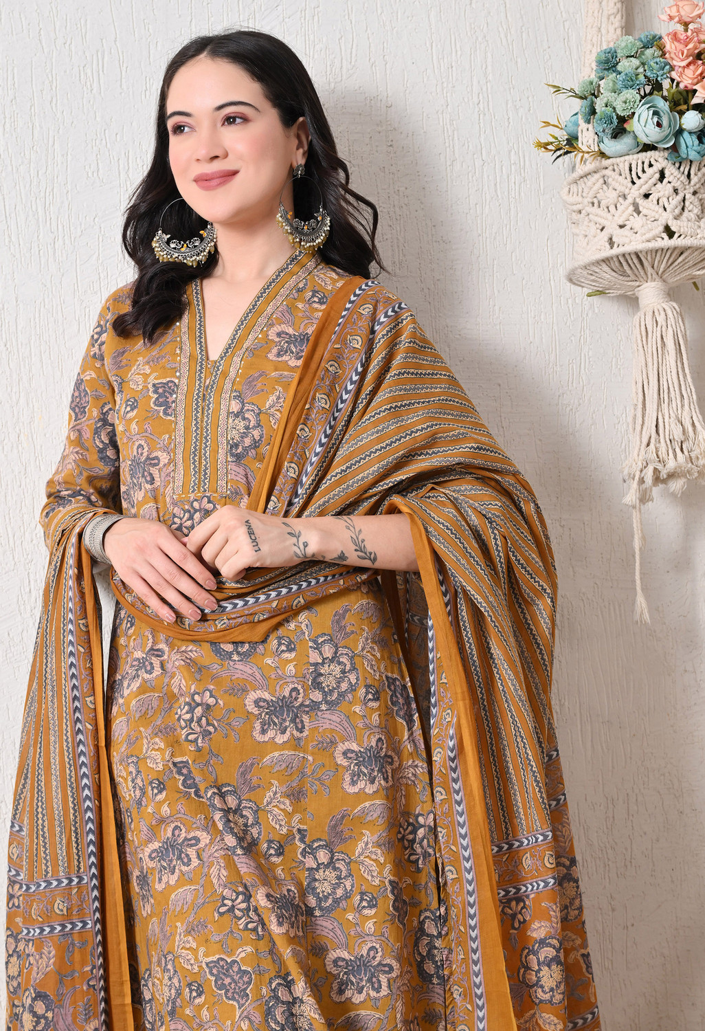 Image of AVYCO Women Kurta Pant Dupatta Set