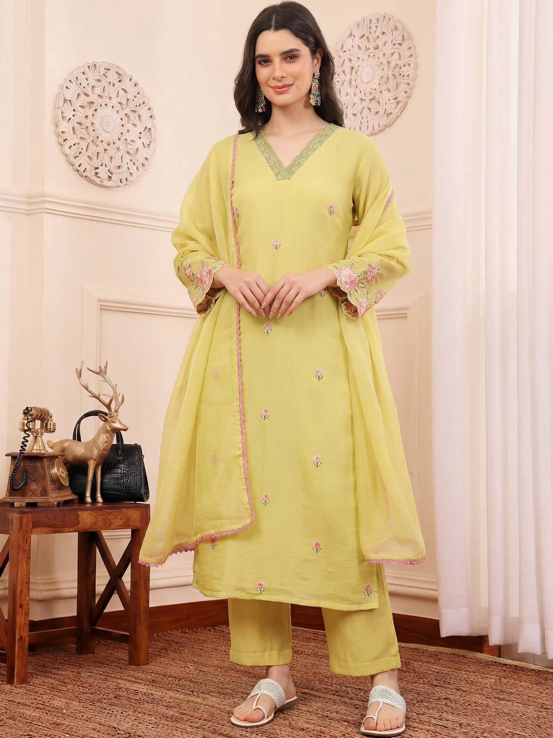 Women Chanderi Kurta Pant Dupatta Set - Image 2
