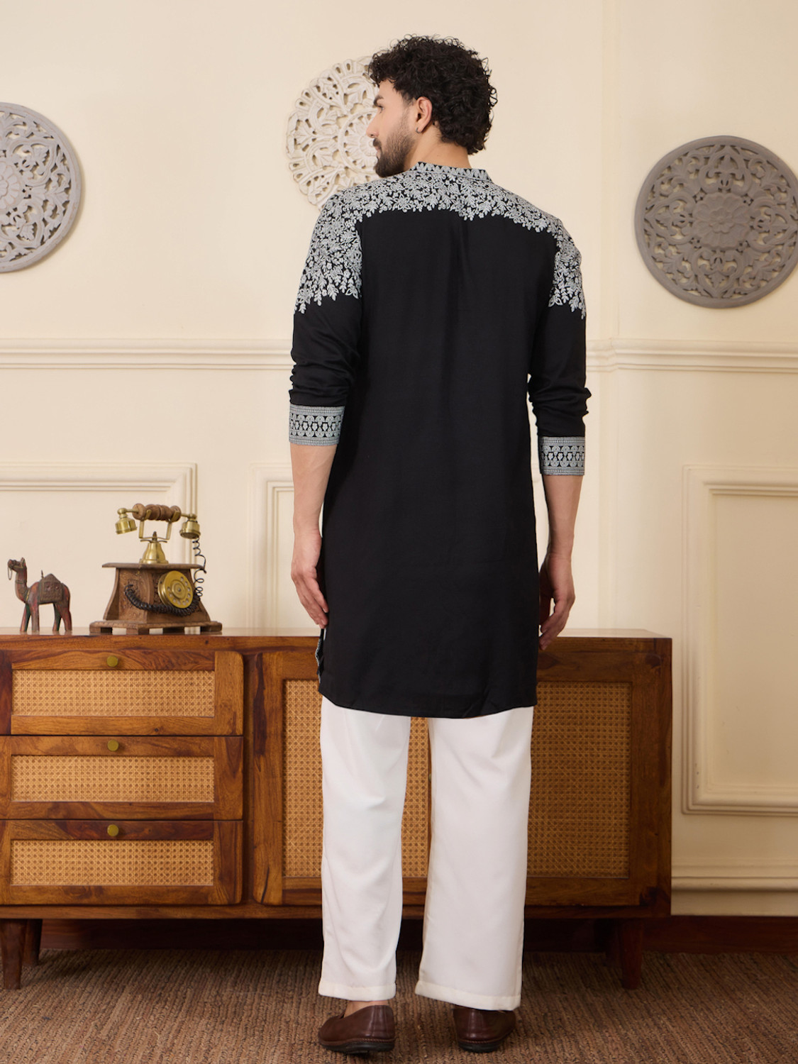 Image of House of Pataudi Men Kurta Pyjama Set