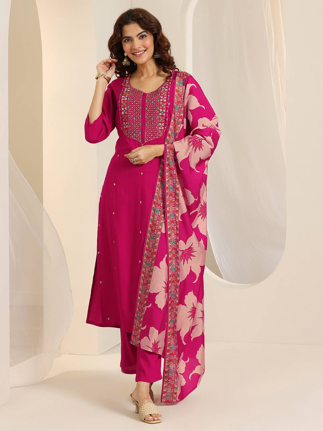 LIBAS Women Kurta Pant Dupatta Set - Image 4