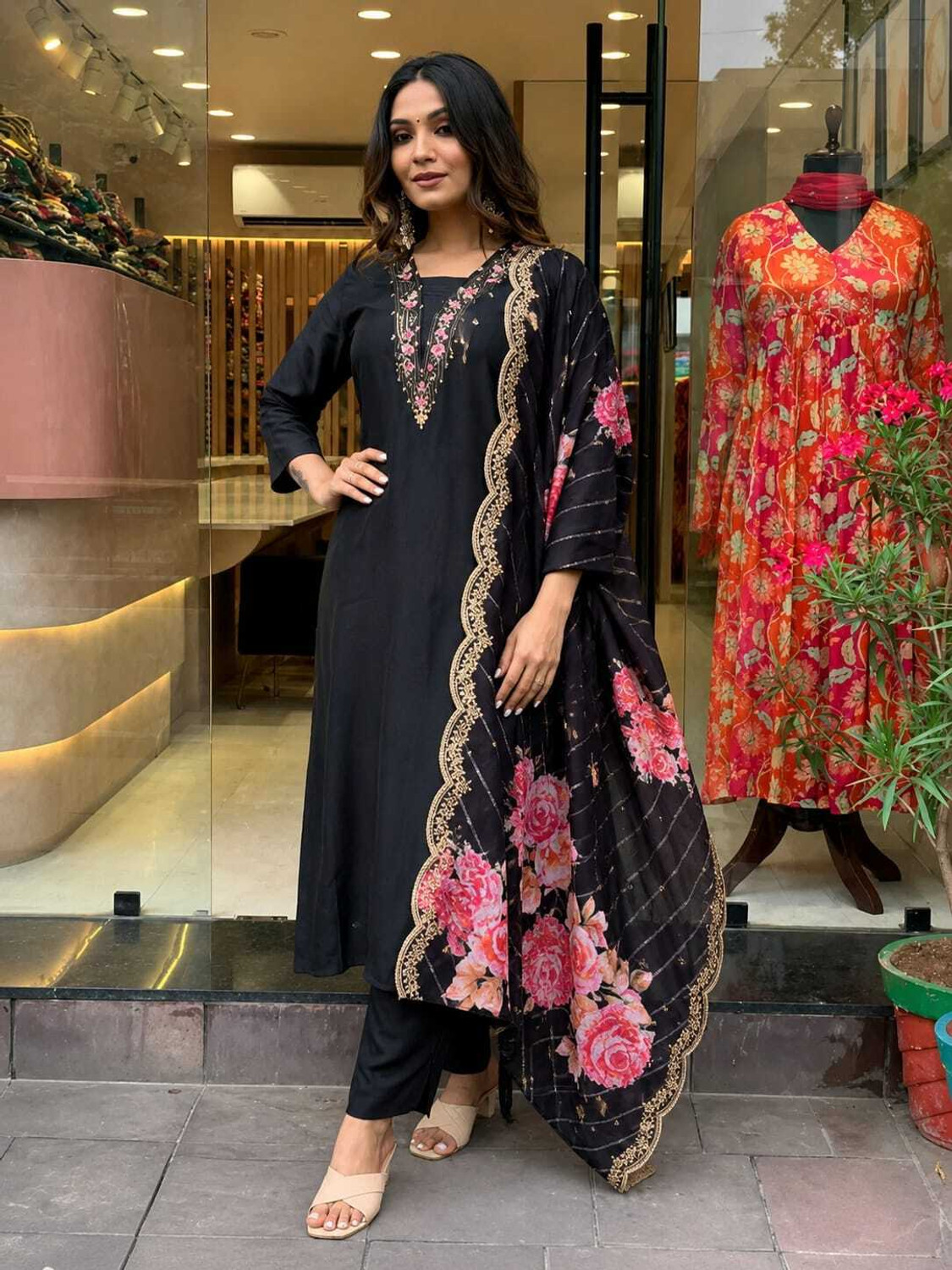 Image of Veelana Women Kurti Pant Dupatta Set