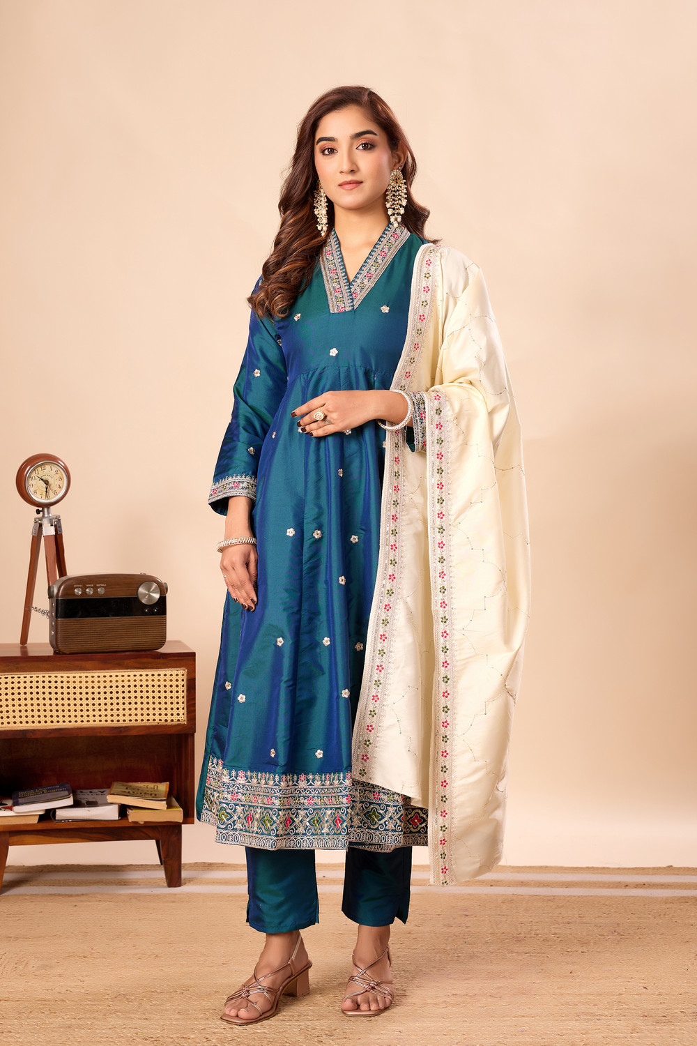 Image of AYUKTA INTERNATIONAL Women Kurta Pant Dupatta Set