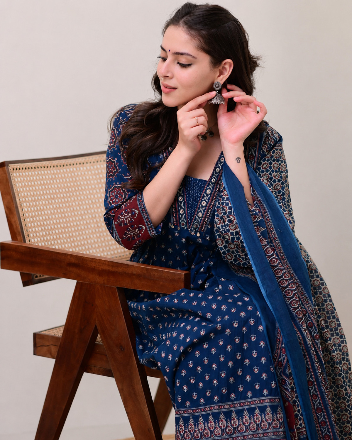 Image of VAANEEP Women Kurta Pant Dupatta Set