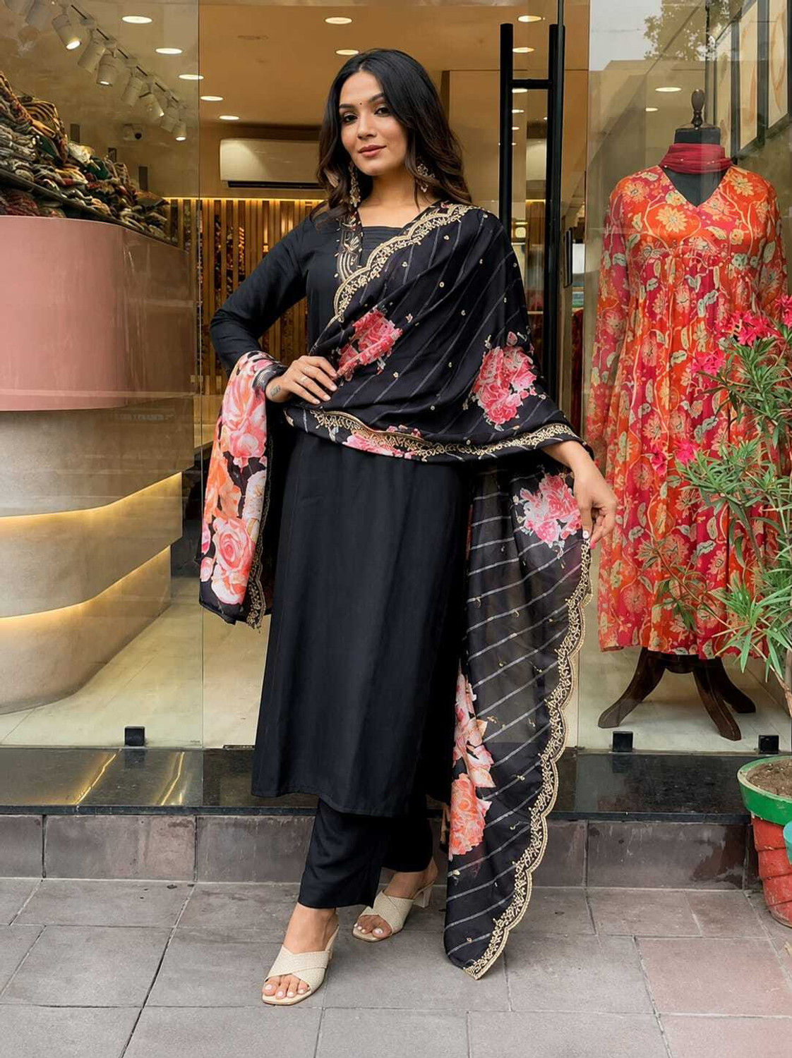 Image of Veelana Women Kurti Pant Dupatta Set