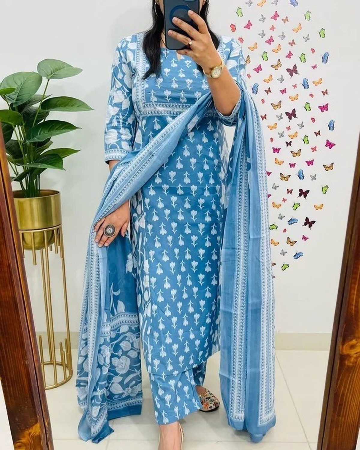 Image of RATNTHAL Women Kurti Pant Attached Dupatta Set
