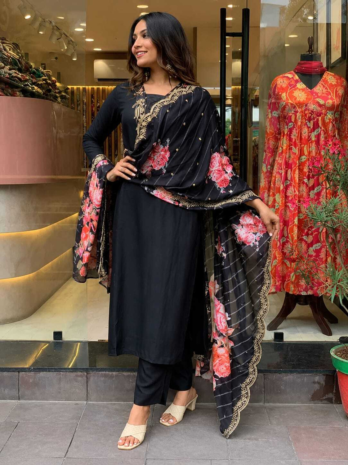 Image of Veelana Women Kurti Pant Dupatta Set