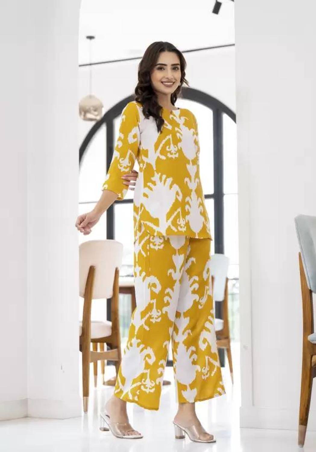 ANNU PARIDHAN Women Floral Print Viscose Rayon Straight Kurta (Ye