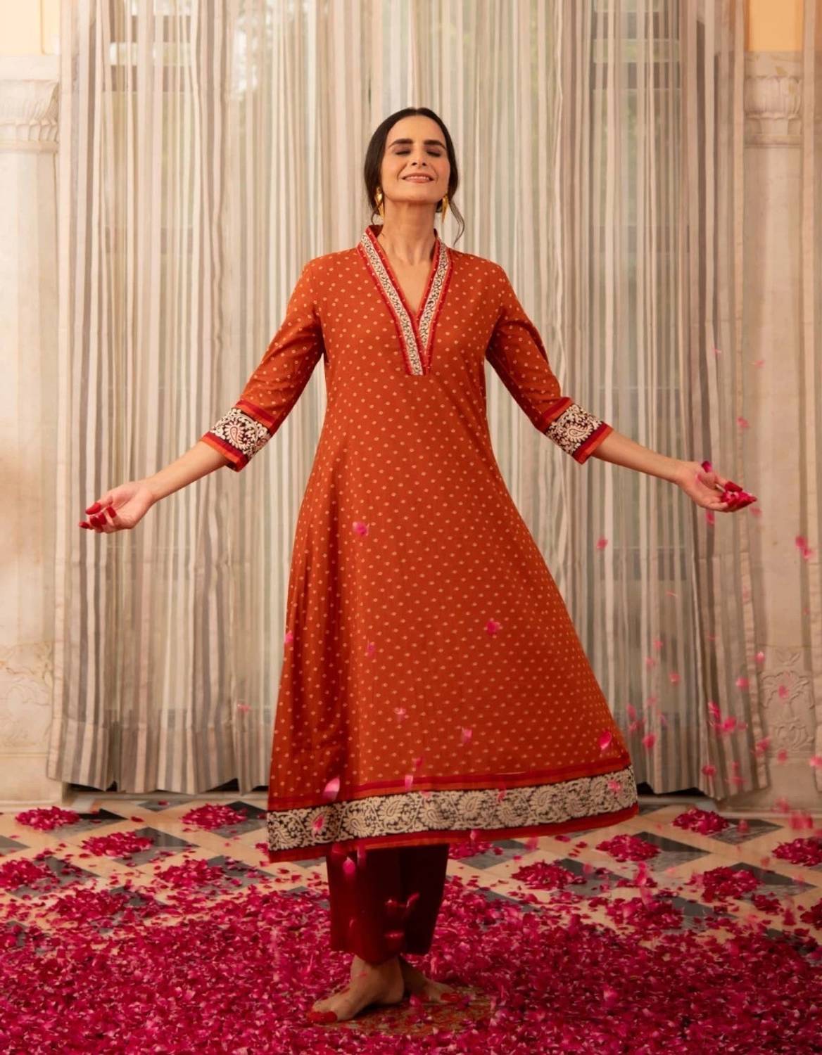 Gosriki Women Kurta Pant Set