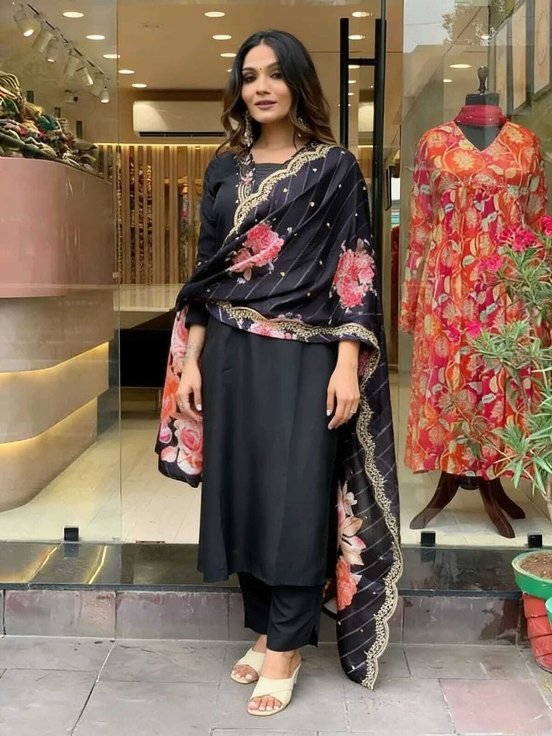 Image of Veelana Women Kurti Pant Dupatta Set