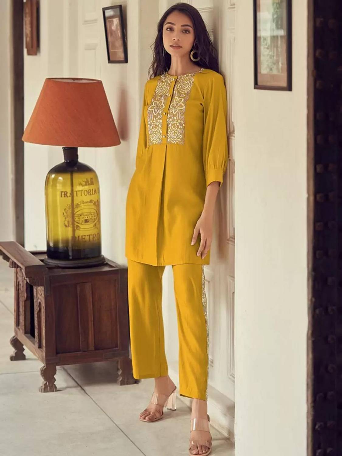ANNU PARIDHAN Women Floral Print Viscose Rayon Straight Kurta (Ye