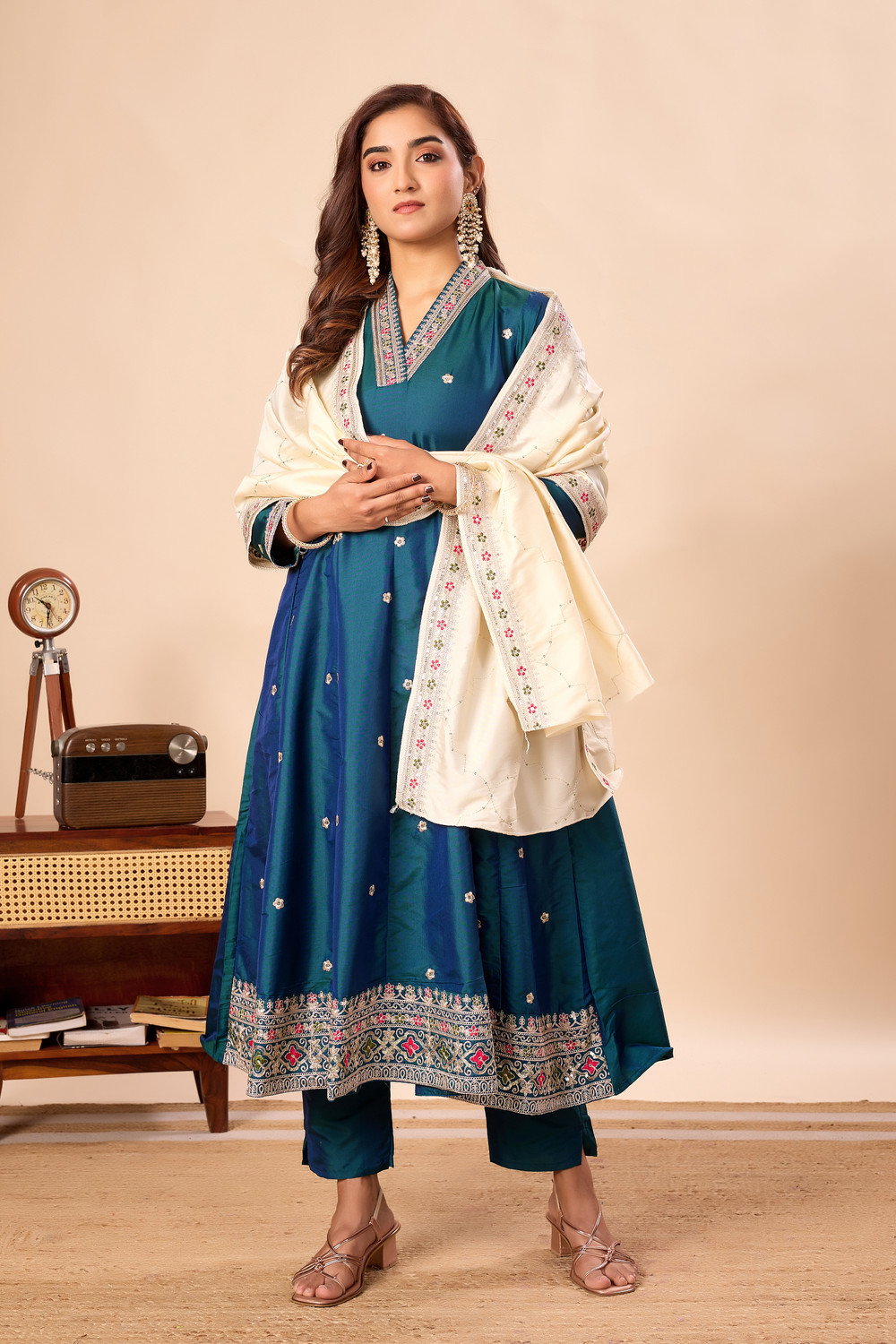 Image of AYUKTA INTERNATIONAL Women Kurta Pant Dupatta Set