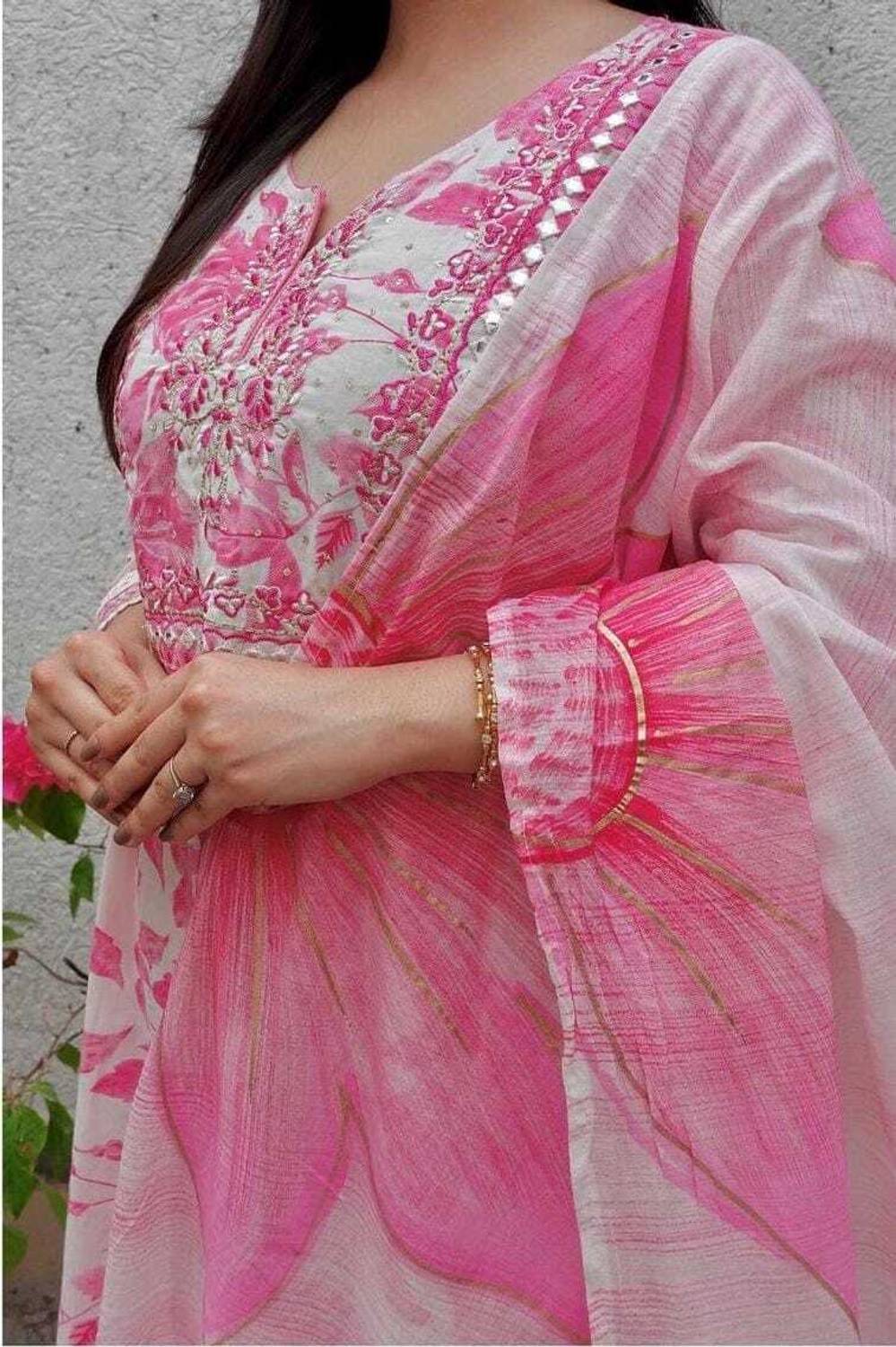 Krishna Women Kurta Pant Dupatta Set - Image 2