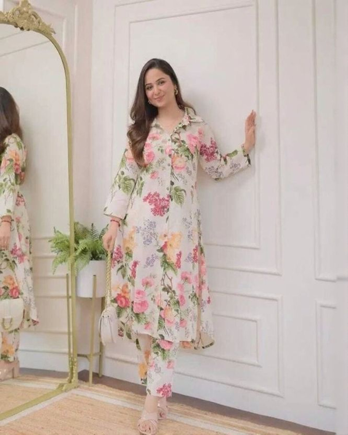 Image of VIHARINI Women Kurta Palazzo Set