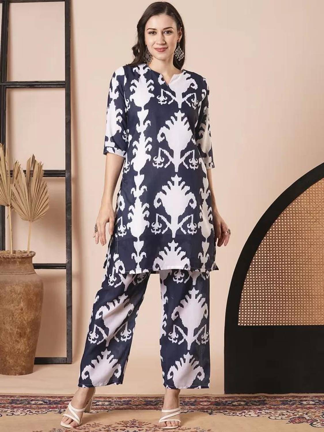 ANNU PARIDHAN Women Floral Print Viscose Rayon Straight Kurta (Bl