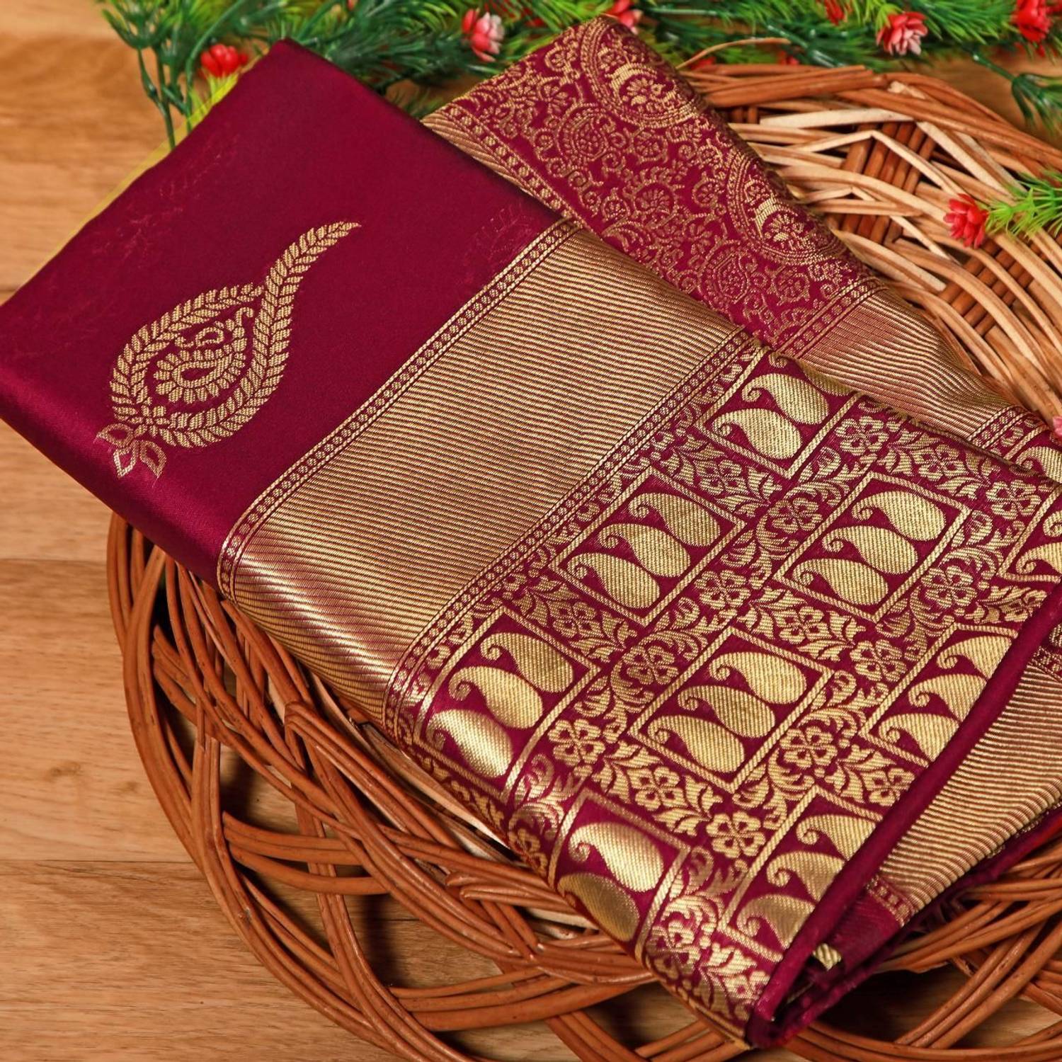 FAB WOVEN Woven Banarasi Art Silk Saree (Maroon, Gold)