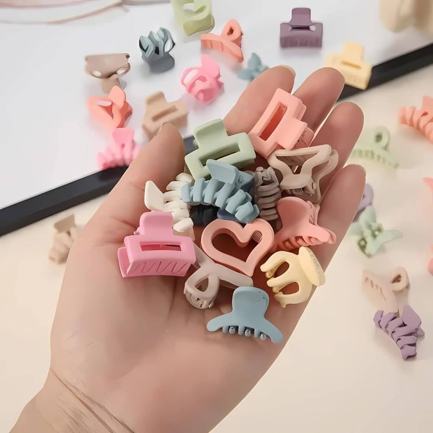 Prityka Multi-Shape Claw Bangs Clip - Image 3