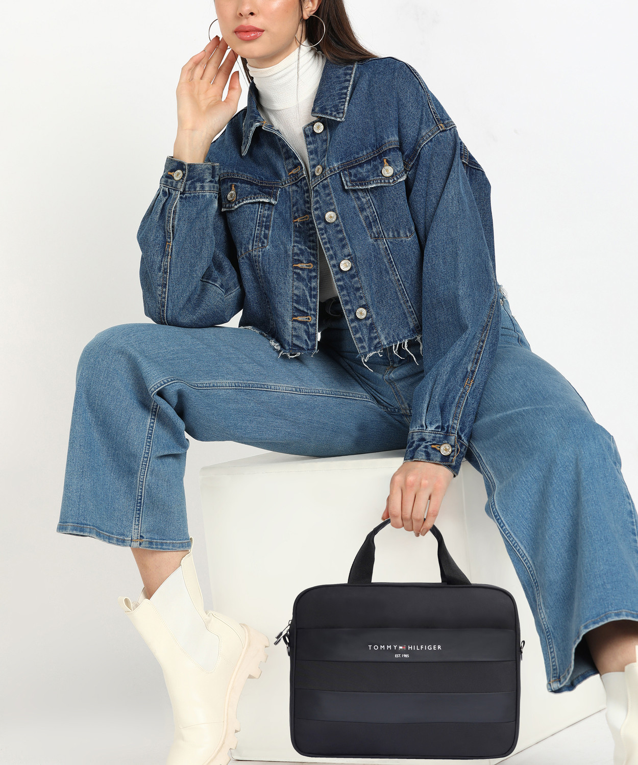 Image of TOMMY HILFIGER Men & Women Black Messenger Bag