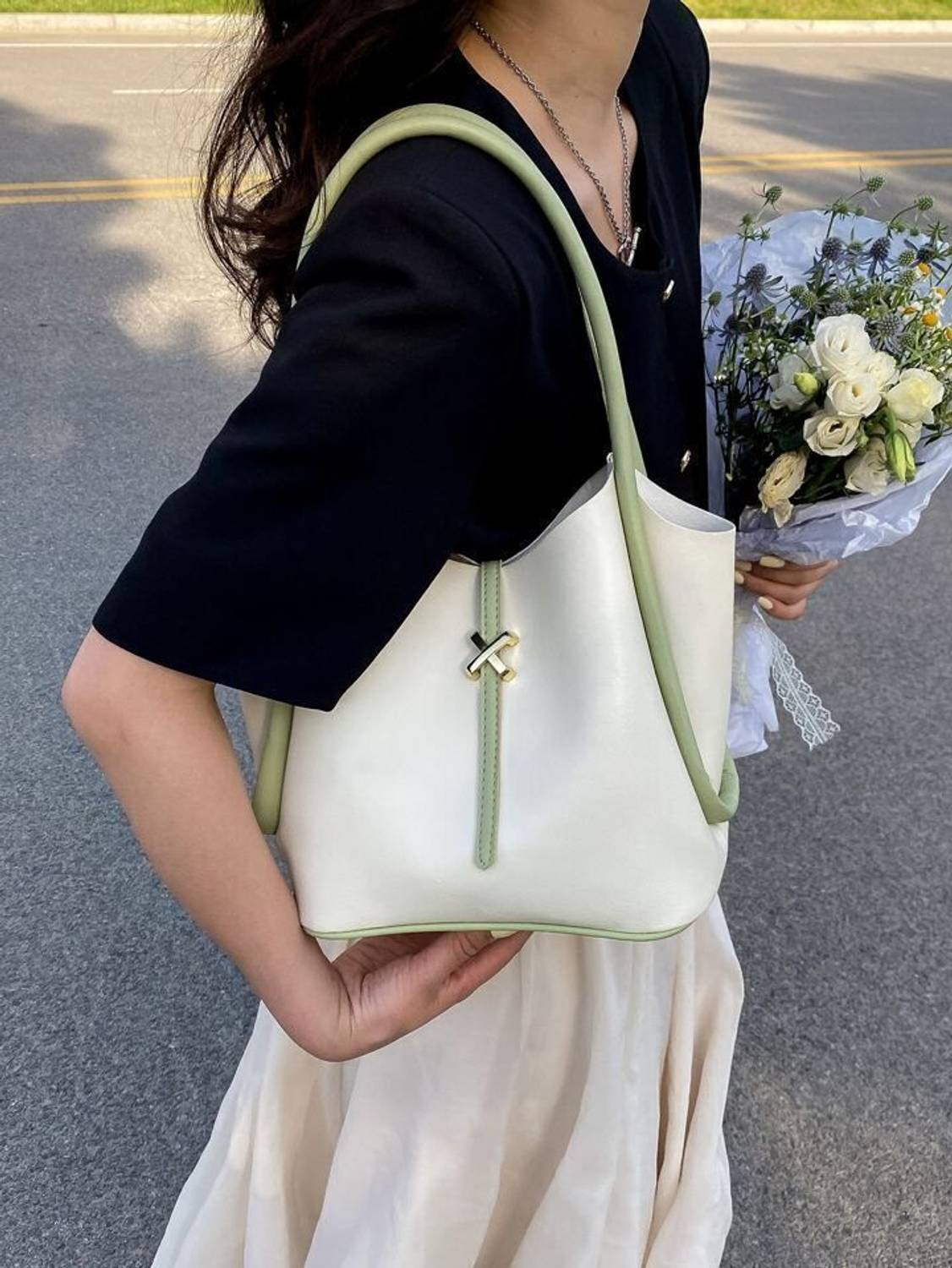 Aaliya Collection Girls White Hand-held Bag
