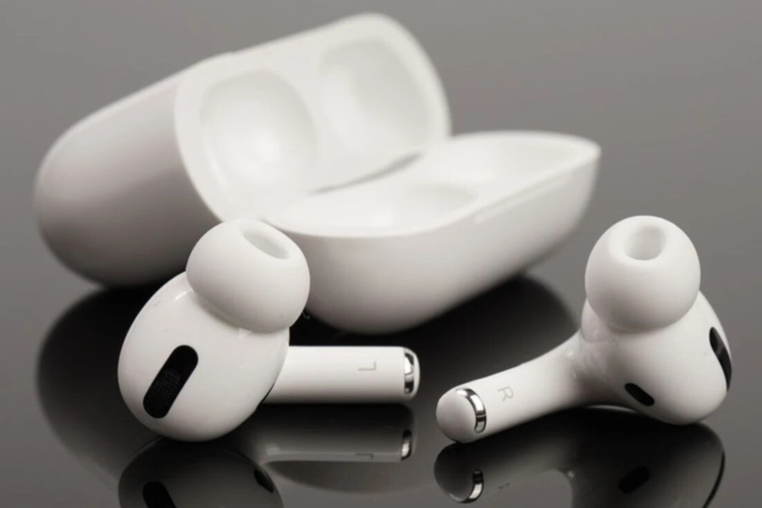 Image of SANNO WORLD Airpuds Pro 2 (2nd generation) with MagSafe Case 166 (USB-C) Bluetooth