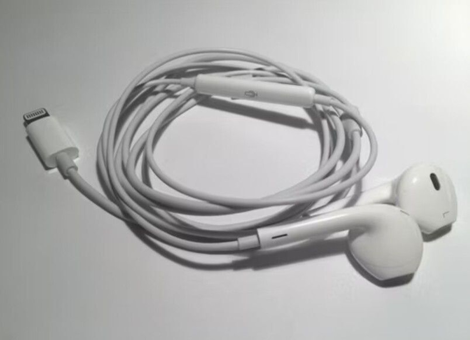 Image of Lovie's Accessories I PHONE 2.5 MM EARPHONE FOR ALL IPHONE 12 Wired