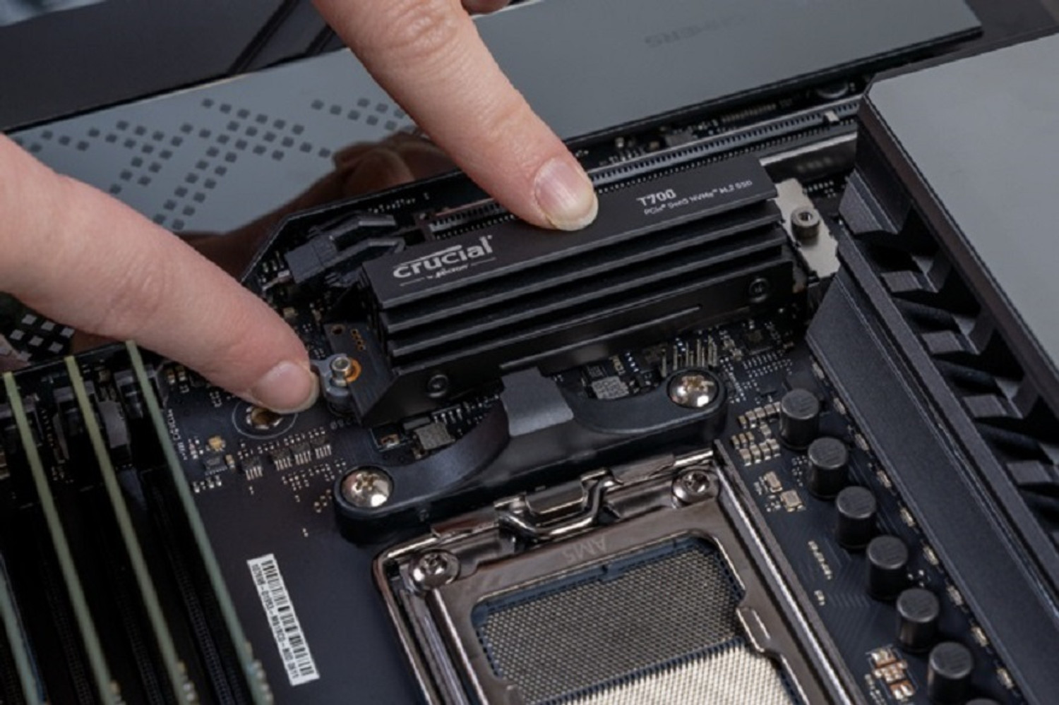 Image of Crucial T700 2 TB Desktop, Laptop Black PCIe NVMe Internal Solid State Drive (SSD) (CT2000T700SSD5)